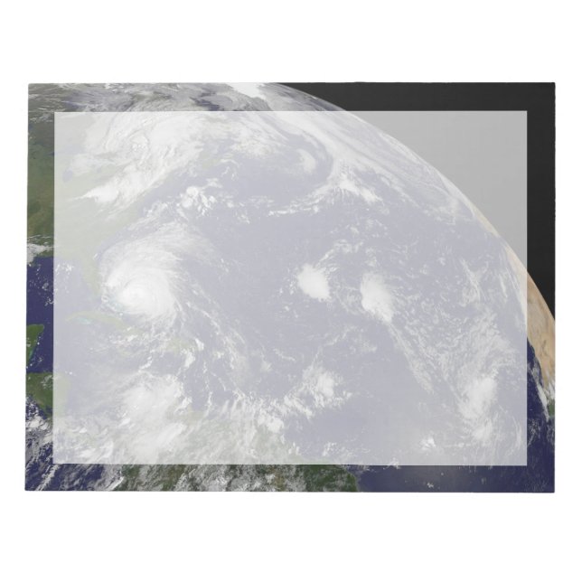 Bloco De Notas O Furacão Irene Se Movendo Através Das Bahamas. (Frente)