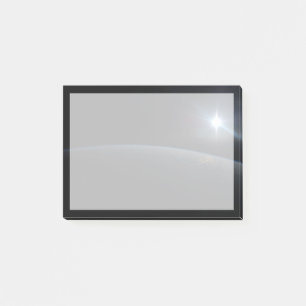 Bloco De Notas O Sol Se Situando Sobre O Horizonte Da Terra.