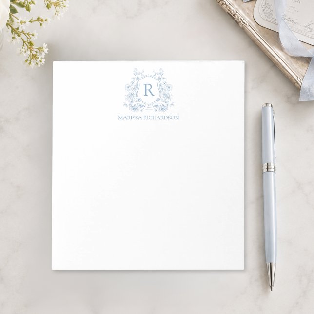 Bloco de Notas Personalizado com Brasão Floral Azu (elegant french provincial pale blue monogram crest notepad with custom initial and name)