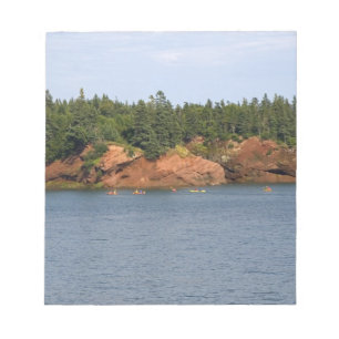 Bloco De Notas Pessoas praticando caiaque no mar na Baía de Fundy