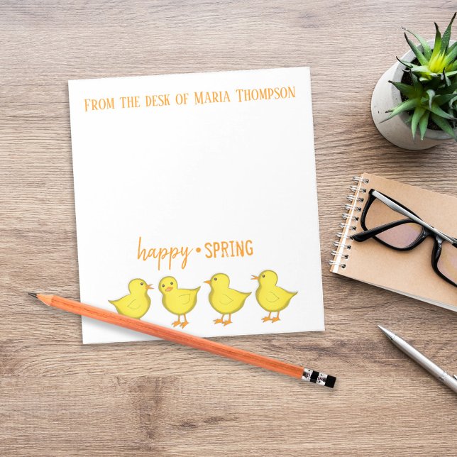 Bloco De Notas Primavera de páscoa de Chics de   (Happy Spring personalized desk paper with cute yellow chicks and seasonal header.)