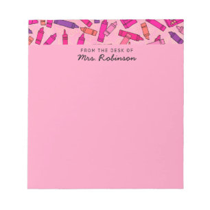 Bloco De Notas Professor de giz-de-giz-rosa na mesa de
