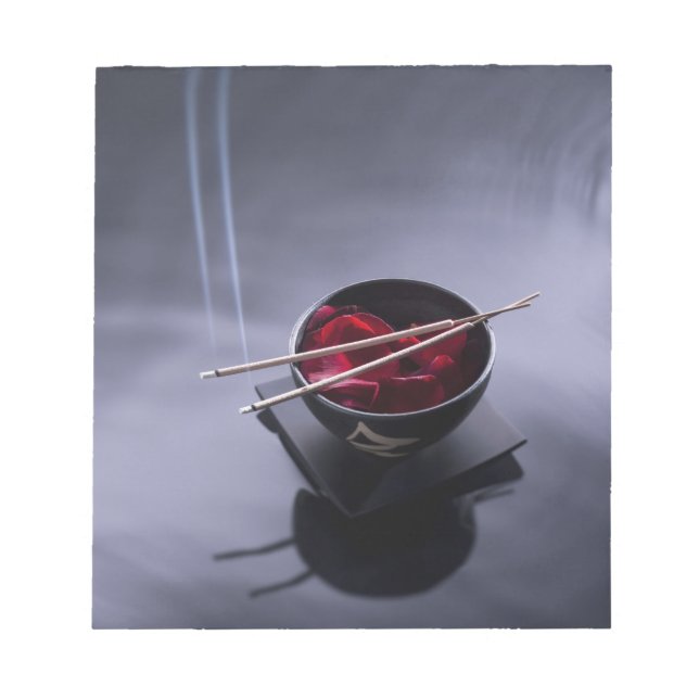 Bloco De Notas Queimando incenso em cima da tigela de pétalas (Frente)