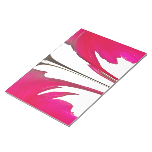 Bloco De Notas Rosa vermelha fantástica do chic sob o céu branco. (Inclinado)
