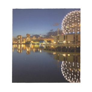 Bloco De Notas Science World e CBD refletidos em False Creek,