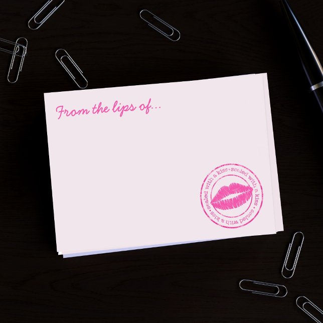 Bloco De Notas Selado com Lábios de Batom Rosa Beijo Nome Persona (Pink post it notes with a faux stamp that says sealed with a kiss. Just add your name)