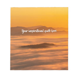 Bloco De Notas Seu texto personalizado sobe acima da paisagem neb