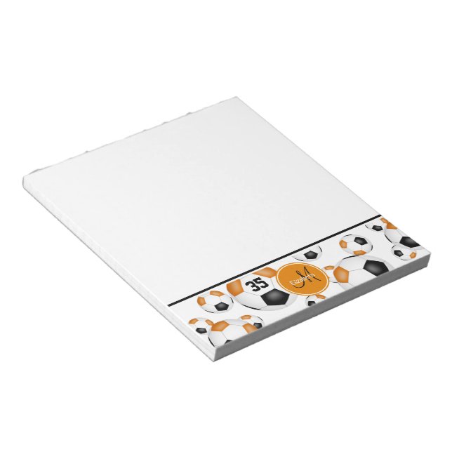 Bloco De Notas sotaque das bolas de futebol de laranja preto (Inclinado)