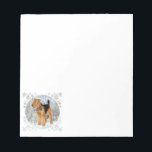 Bloco De Notas Tempo de inverno<br><div class="desc">Flocos de neve, brisa nítida, inverno está aqui! Airedale, Welsh, Lakeland Terrier, cada um gosta do inverno à sua maneira. Venha visitar nosso Compro Maggie Ross Airedales para ver todos os designs sazonais com essas raças e criados de minha obra de arte original sobre roupas, novidade e presentes.</div>