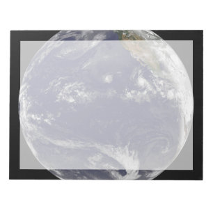 Bloco De Notas Terra Com Três Ciclones Tropicais No Pacífico.