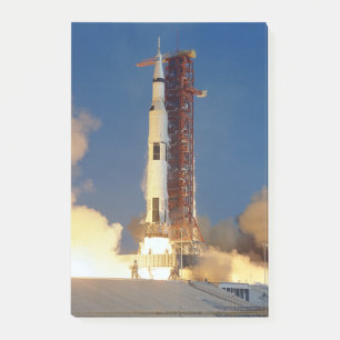 Bloco De Notas Terra Treme quando Saturno V Ilumina o Céu em Dire