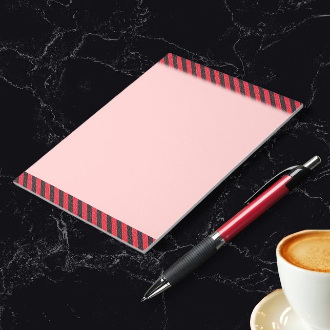 Bloco De Notas Tiras de Diagonal Vermelhas e Pretas Finas (Thin Black and Red Diagonal Stripes Notepad)