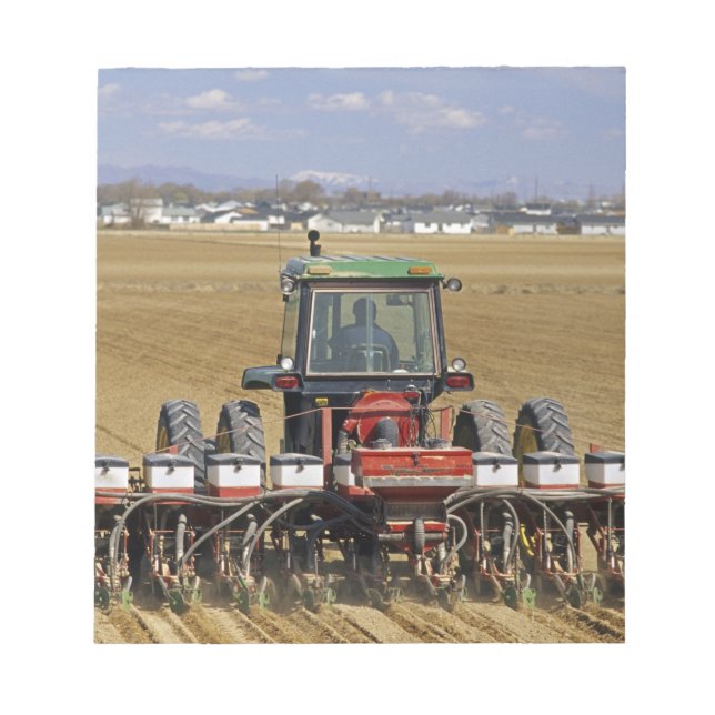 Bloco De Notas Trator puxando um plantador de milho-semente. (Frente)