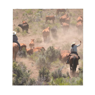 Bloco De Notas Três vaqueiros e vaqueiras que conduzem o gado