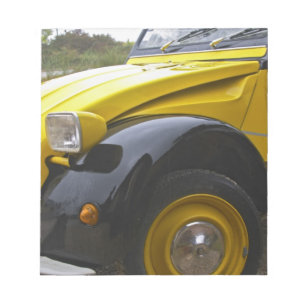 Bloco De Notas Um antigo CV Citroen 2CV preto e amarelo,