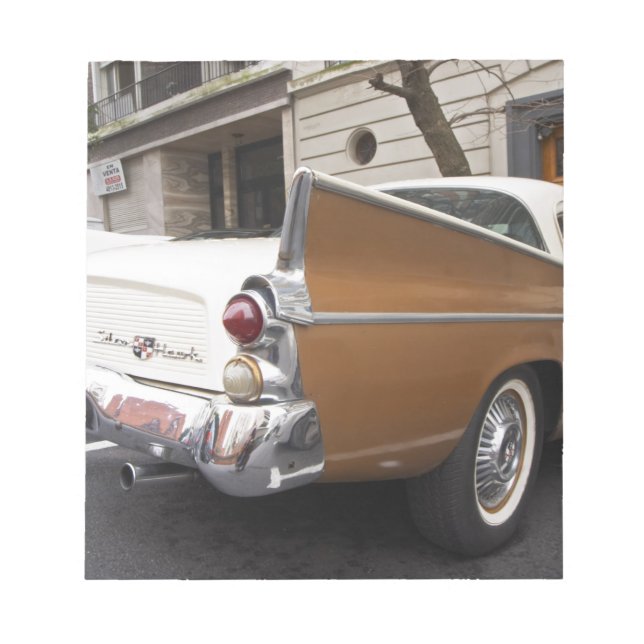 Bloco De Notas Um carro clássico Studebaker Silver Hawk estaciona (Frente)