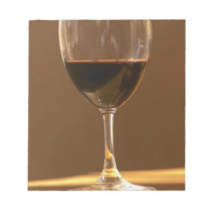 Bloco De Notas Um copo de tinto Chateau Belgrave à luz do sol -