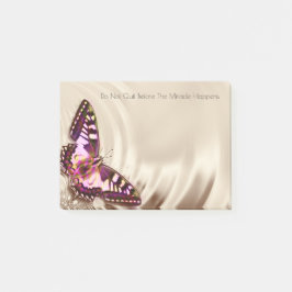 Bloco De Notas Uma borboleta cor-de-rosa sobre um fundo de natas