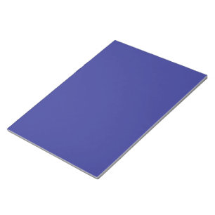 Bloco De Notas uma parede azul com um relógio nela