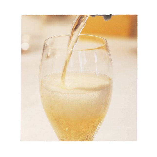 Bloco De Notas Uma taça de flûte sendo enchida com Gosset (Frente)