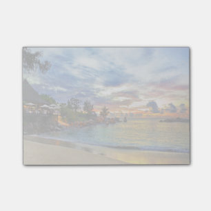 Bloco Post-it Café na praia tropical no por do sol