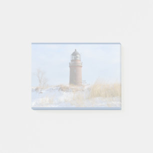 Bloco Post-it Farol Robusto em uma Costa Rochosa no Inverno