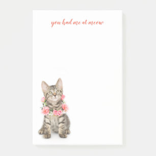 Bloco Post-it Gato malhado de Brown que veste a colar da flor