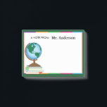 Bloco Post-it Mundo na Pilha de Livros Professora Personalizada<br><div class="desc">Este posto no seu bloco de notas apresenta um gráfico do globo mundial sobre a pilha de livros. A borda é verde-escuro com acentos de cor. O texto personalizável permite adicionar um nome de professor.</div>