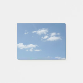 Bloco Post-it O céu azul com branco nubla-se notas de post-it