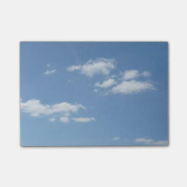 Bloco Post-it O céu azul com branco nubla-se notas de post-it