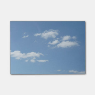 Bloco Post-it O céu azul com branco nubla-se notas de post-it