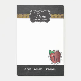 Bloco Post-it Professor de primeiro grau no quadro de chalkboard