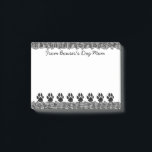 Bloco Post-it Proprietário bonito e engraçado do cão de<br><div class="desc">Porque não enviar uma nota da mamã do seu cão ou do pai do cão. Patas bonitos do cão através da parte inferior junto com um quadro transversal decorativo do portal. Excelente para proprietários do cão de filhote de cachorro, baby-sitter do animal de estimação, caminhantes do cão, fornecedor do animal...</div>