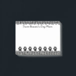 Bloco Post-it Proprietário bonito e engraçado do cão de<br><div class="desc">Porque não enviar uma nota da mamã do seu cão ou do pai do cão. Patas bonitos do cão através da parte inferior junto com um quadro transversal decorativo do portal. Excelente para proprietários do cão de filhote de cachorro, baby-sitter do animal de estimação, caminhantes do cão, fornecedor do animal...</div>