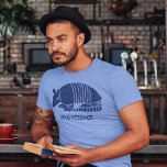 Blue Armadillo - Gráfico Personalizado<br><div class="desc">Este gráfico mostra uma ilustração de um tatu em azul e está pronto para ser personalizado com seu próprio texto. Adicione um slogan engraçado, personalize isso com o nome de seu fã favorito de tatus ou crie sua própria camiseta de souvenir. A escolha é sua.</div>