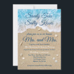 Blue Beach Waves Convite para Sra. e Sra. Wedding<br><div class="desc">O discurso divertido, Sandy Toes Salty Kisses, junte-se a nós enquanto nos tornamos a Sra. & A Sra. destaca este convite de casamento sobre um fundo de água azul, areia da praia, conchas, estrelas e dólares de areia, fazer perfeito para o casamento de praia, tropical ou destino. A parte de...</div>