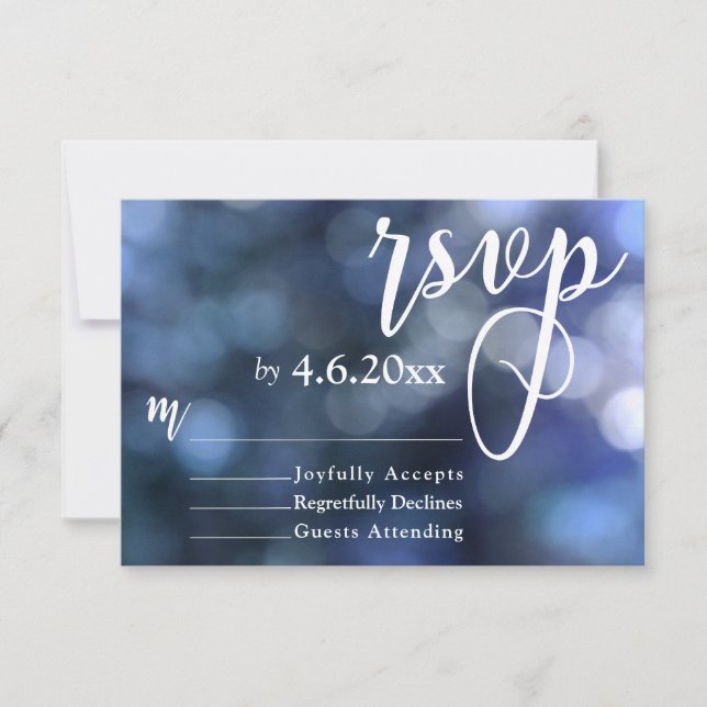Blue Bokeh Light & Typografia 32 RSVP de Casamento (Frente)