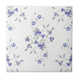 Bluebells no azulejo cerâmico branco do impressão