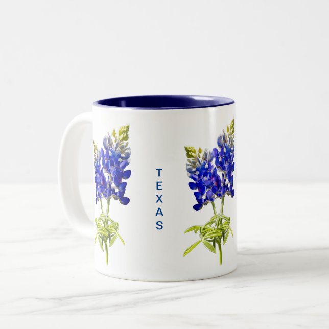 Bluebonnets no Texas com uma caneca branca de café (Frente Esquerda)