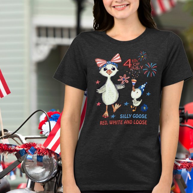 Bobo ganso vermelho, branco e solto 4 de julho ( Silly Goose Red, White and Loose July 4th Tri-Blend Shirt)