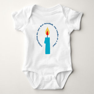 Body Para Bebê A primeira vela de Hanukkah do bebê é um bebê engr