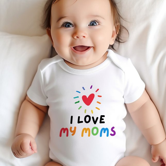 Body Para Bebê Adoro o meu Dia do Orgulho Mães adorável (Celebrate Pride Day with our adorable baby bodysuit! I love my moms)