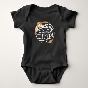 Body Para Bebê ADULTAR REQUER CAFÉ - T-Shirt DO TAMPA-CAFÉ