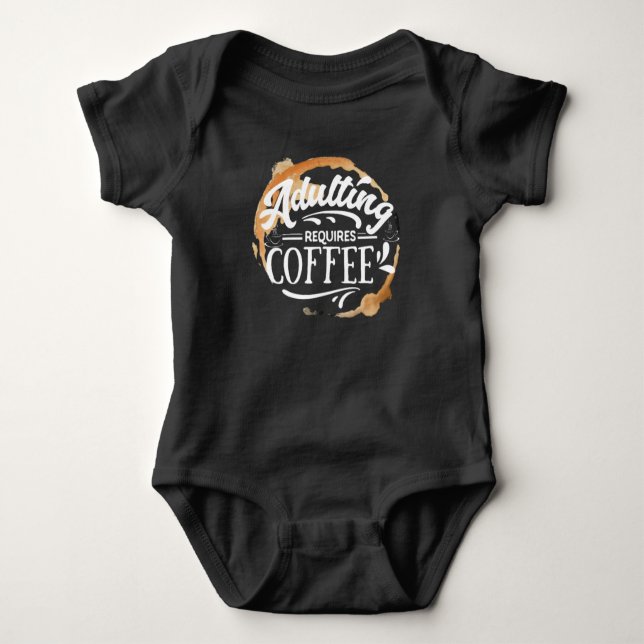 Body Para Bebê ADULTAR REQUER CAFÉ - T-Shirt DO TAMPA-CAFÉ (Frente)