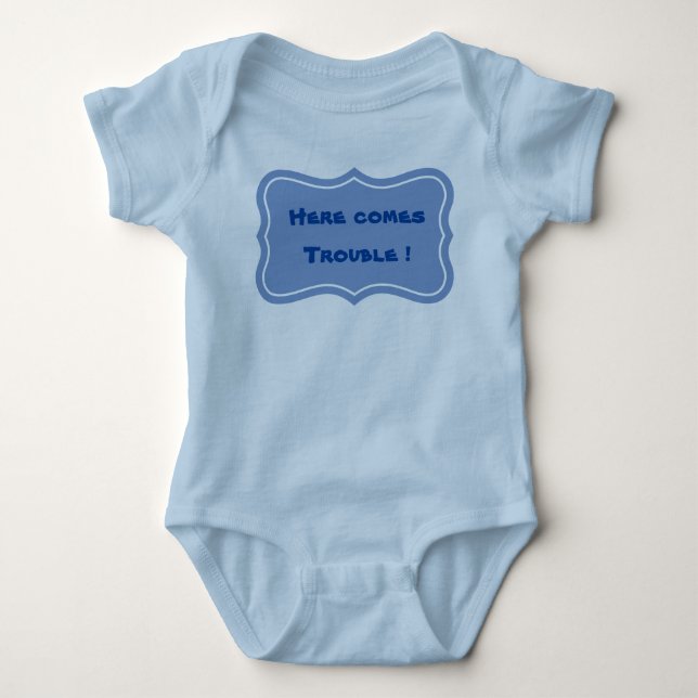 Body Para Bebê Aí Vem O Problema! T-Shirt com bife (Frente)