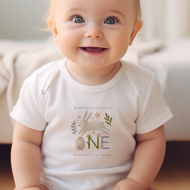 Body Para Bebê Algum Coelhinho Tem Um Primeiro Aniversário de Pás (Criador carregado)