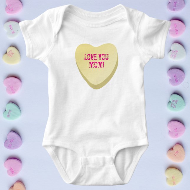 Body Para Bebê Amo-Te Mãe Coração Amarelo Docinho Docinho Fofo (Yellow candy heart with custom text. Cute conversation heart baby bodysuit for Valentine's Day)