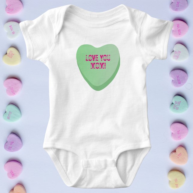 Body Para Bebê Amo-Te, Mãe, Coração Verde, Doces E Coisas (Green candy heart with custom text. Cute conversation heart baby bodysuit for Valentine's Day)