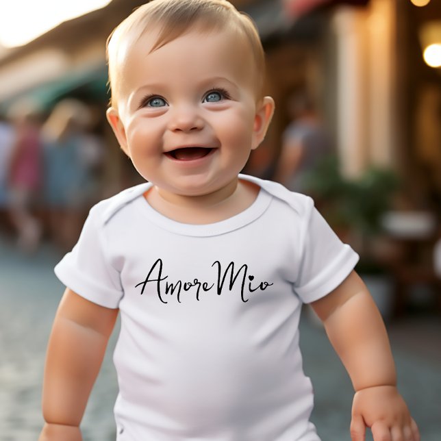 Body Para Bebê Amore Mio Chic Black Script on White (baby bodysuit in white with black flowing script "Amore Mio" with little heart dotting the i)