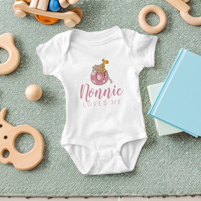 Body Para Bebê Animais bonitos em uma cesta que Nonnie me ama (Cute Animals in a Basket Nonnie Loves Me Baby Bodysuit)